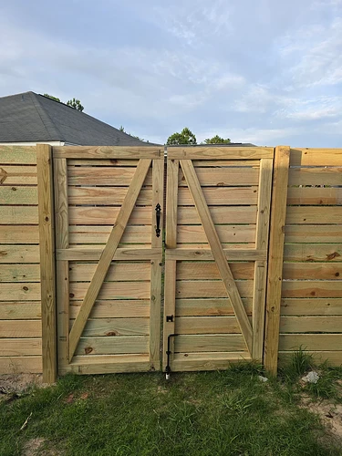 the-ol-pallet-fence-v0-1fbeige3ux4h1