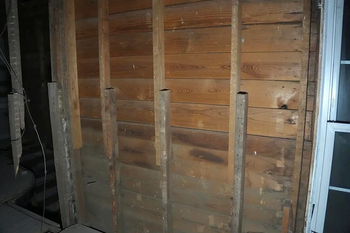 many-studs-are-spliced-upstairs-on-balloon-framed-home-v0-4ciqap19gntg1